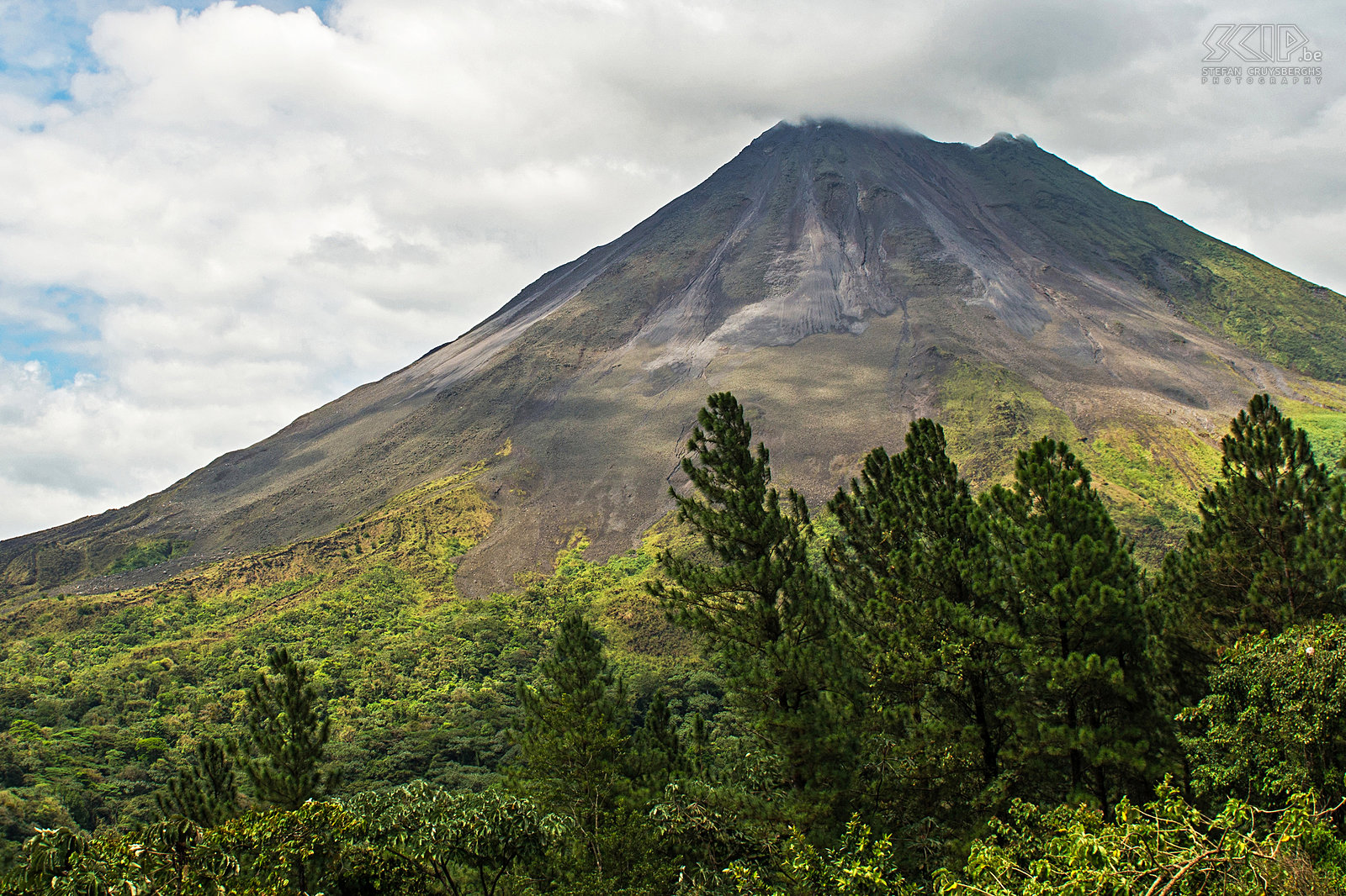 Arenal volcano The Arenal volcano is conically shaped with a crater and is 1633 meters high. It is an active volcano but since 2010 volcanic activity appears to be decreasing and explosions have become rare. In 1968 it erupted unexpectedly, destroying the small town of Tabacón. <br />
 Stefan Cruysberghs